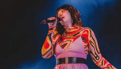Fotografía de una persona cantando