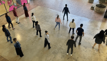 Fotografía de personas bailando tango en una plazoleta