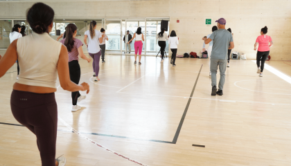 Fotografía de personas realizando clase de zumba