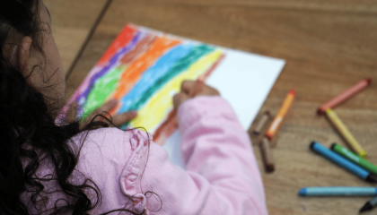 Fotografía de una niña pintando
