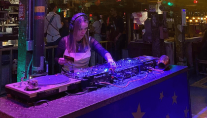 Fotografía de Laura Dj de salsa mezclando en vivo