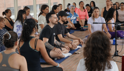 Fotografía de personas en un espacio de meditación y yoga