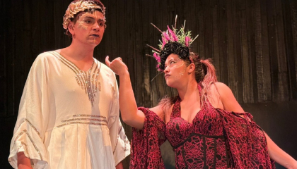 Escena de Loa al divino narciso.