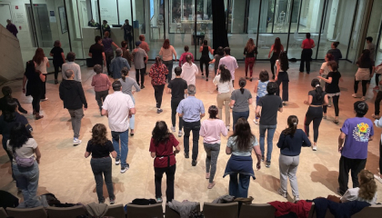 Personas bailando