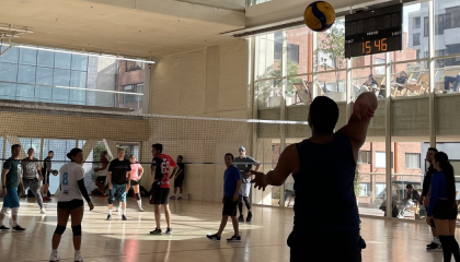 Personas jugando voleybol