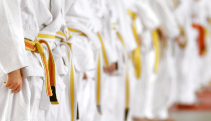 Niños con uniforme de karate.