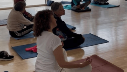 Personas en clase de yoga.