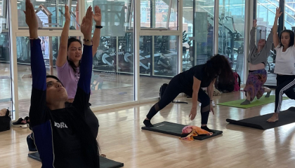 Personas tomando clase de yoga.