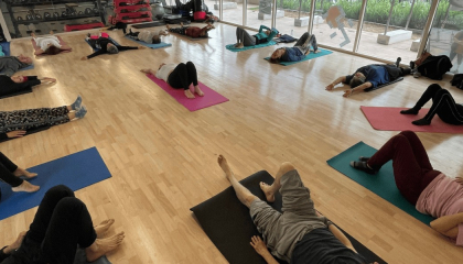 Personas haciendo yoga.