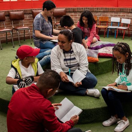 grupo de personas leyendo en un espacio de lectura