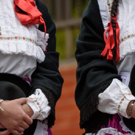 dos mujeres con vestuarios tradicionales