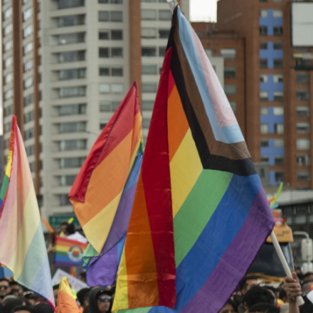 Banderas LGBTIQ+ en una marcha