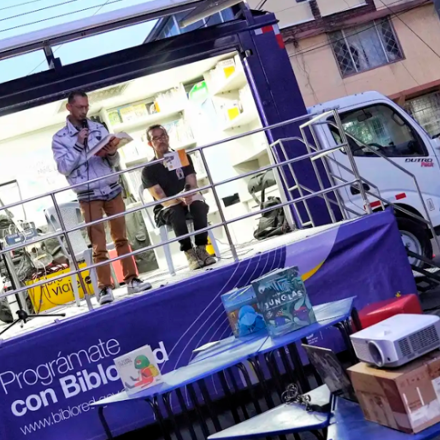 El BibloMóvil cumple seis años y lo celebra en la ciclovía con arte, paz y memoria