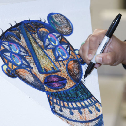 Mano pintando un animal en un lienzo