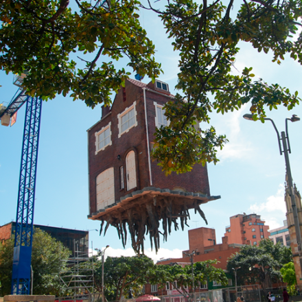 Bogotá esta en modo Bienal: Casa suspendida en el aire