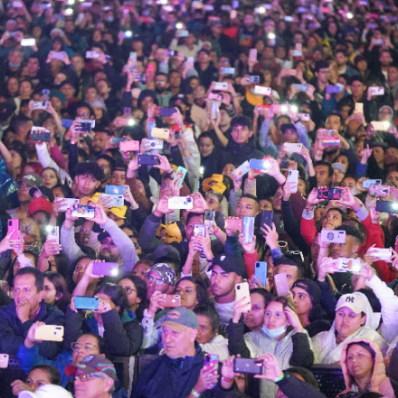 Multitud de gente en un concierto al aire libre