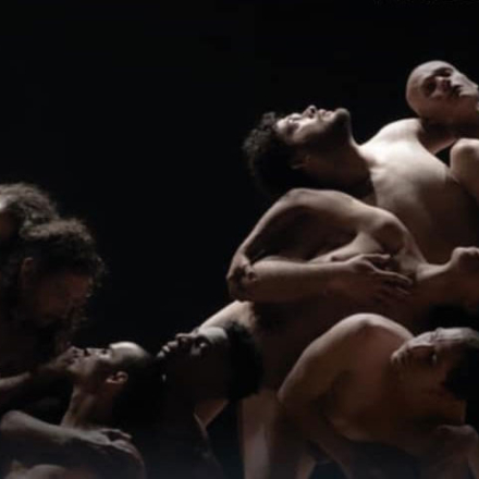 Artistas desnudos actuando en un escenario