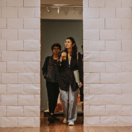 dos personas caminando por una exposición de arte
