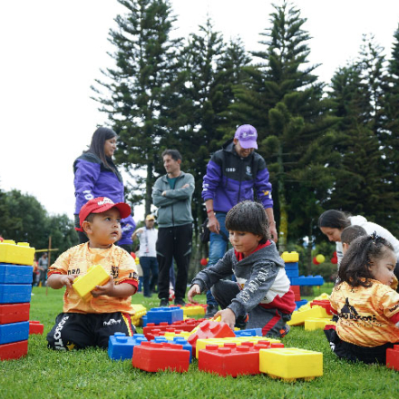 Niñas y niños jugando al aire libre