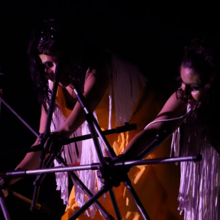MAMBAKO lleva la fuerza de sus tambores al teatro