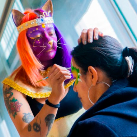 Artista maquillando a una persona