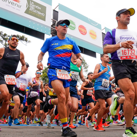 Personas corriendo la Media Maratón de Bogotá 