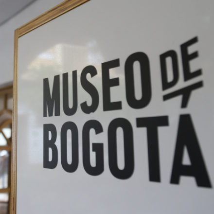 Letrro en tablero del Museo de Bogotá