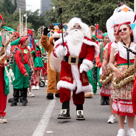 Vive el desfile de comparsas de Navidad por la Carrera Séptima 