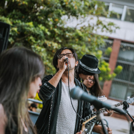 Hombre cantando al aire libre