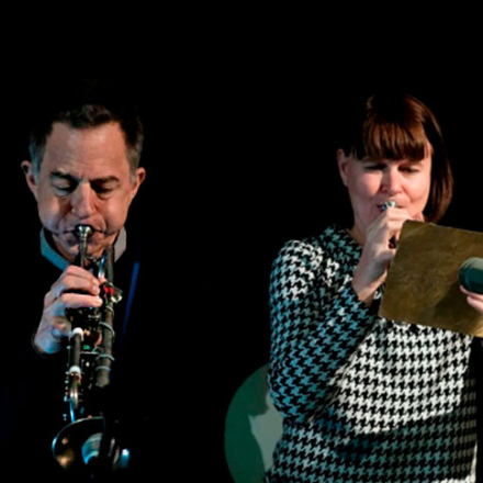 Un hombre y una mujer tocando trompeta