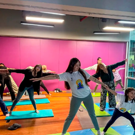 Cometas, arte y yoga en familia