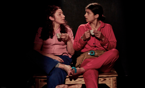 Dos mujeres actuando en el escenario Fundacion Teatro Ditirambo 