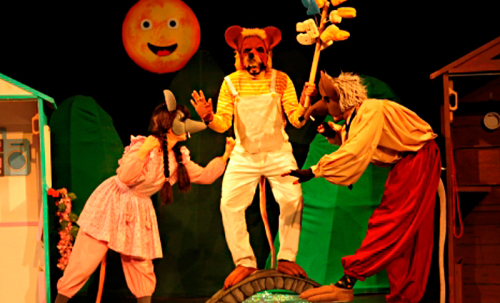 Personajes actuando en el Teatro El Parque