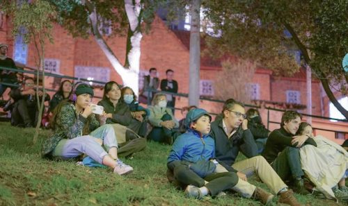 Un grupo de personas disfrutando de un evento al aire libre en los Distritos Creativos.