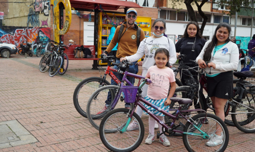 Una familia disfrutando de un paseo en bicicleta.