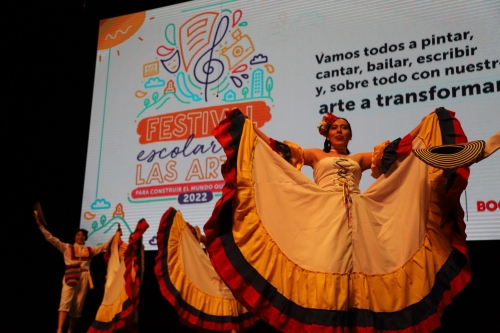 Festival Escolar de las Artes - Grupo de jóvenes bailando música colombiana