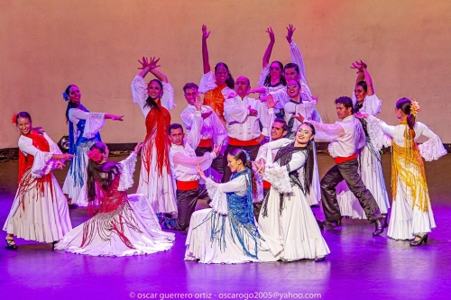 Ballet Tierra Colombiana - Personas bailando