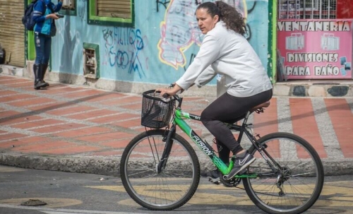 Mujer montando bicicleta