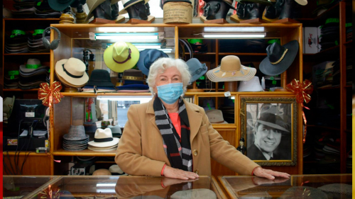 mujer mayo en una tienda de sombreros