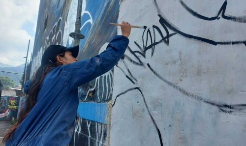 Mujer pintando grafiti