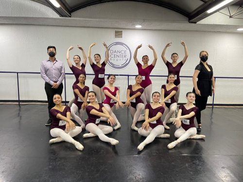 Bailarinas de Ballet en un salón de entrenamiento 