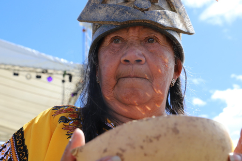 Adulta mayor con traje de indígena