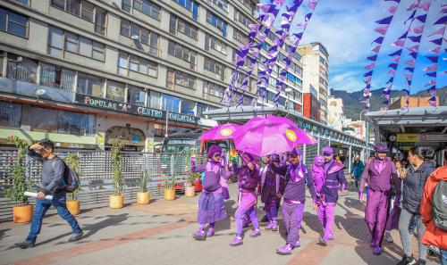 Grupo de personas vestidas de violeta