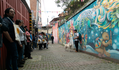 Personas recorriendo Bogotá