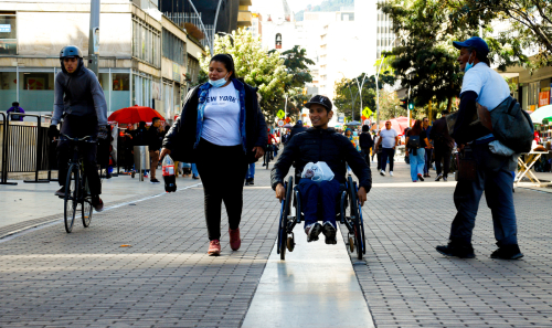 Personas en el centro de Bogotá
