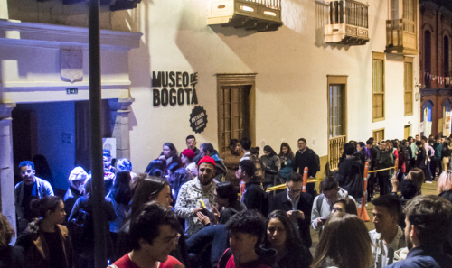 Personas esperando apra ingresar a Museo de Bogotá