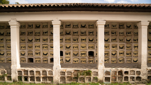 Columbarios de Beatriz González en el Cementerio Central