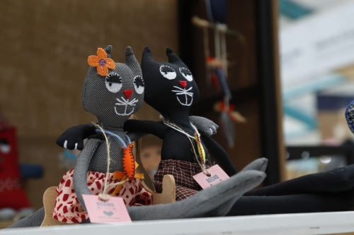 Artesanías hechas a mano, en forma de gato