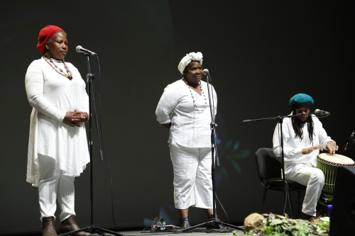 3 personas afro interpretando música en vivo