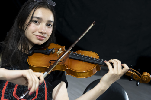 Mujer tocando el violín